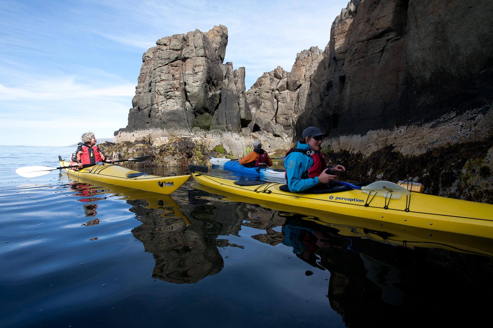Onundarfjordur, en los Fiordos del Oeste, está rodeado de imponentes acantilados y montañas.