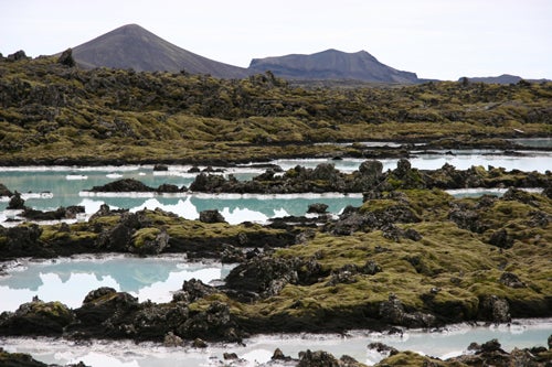 ブルーラグーンの周りは溶岩と苔の大地が広がり、異世界っぽい