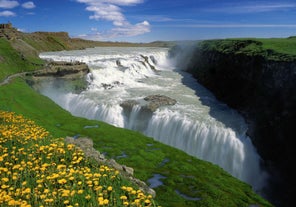 Der hænger næsten altid en regnbue over Gullfoss-vandfaldet på solrige sommerdage.