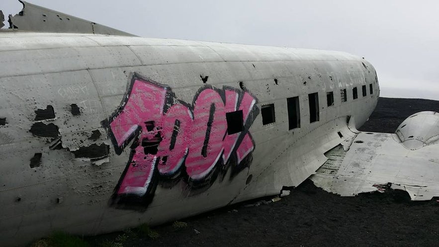 飛行機の残骸に落書き