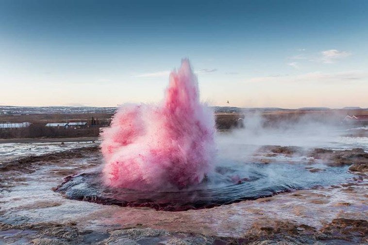 Marco Evaristti' qui a rendu le geyser Strokkur rose