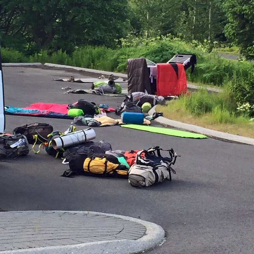 Camping fuera de una universidad islandesa