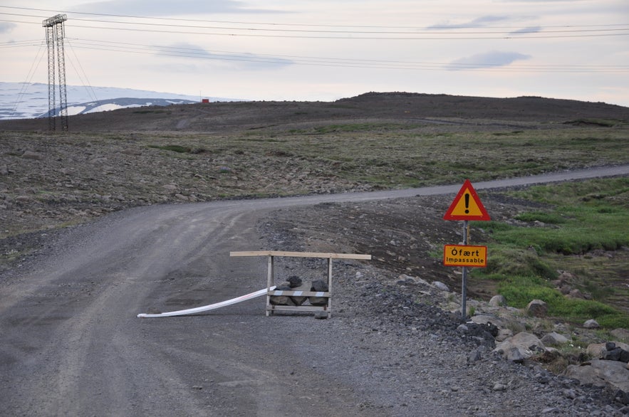 Barrière indiquant que la route est fermée en Islande