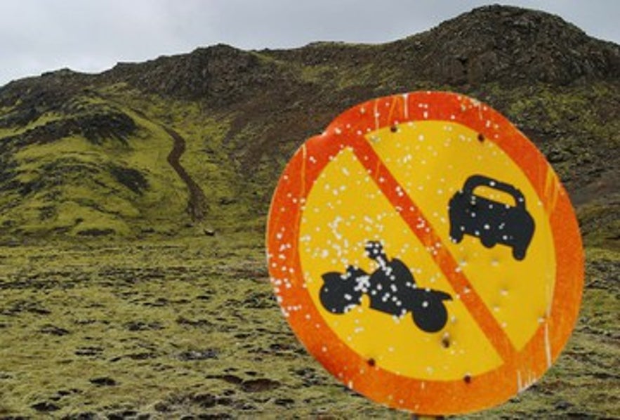 la conduite en dehors des routes est un désastre pour la nature islandaise