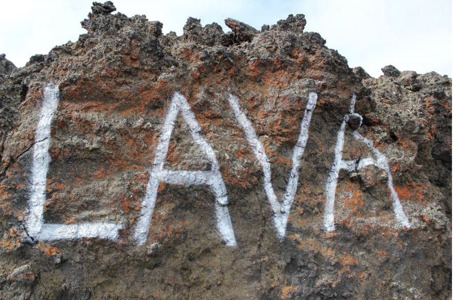 La palabra 'lava' pintada con spray sobre lava