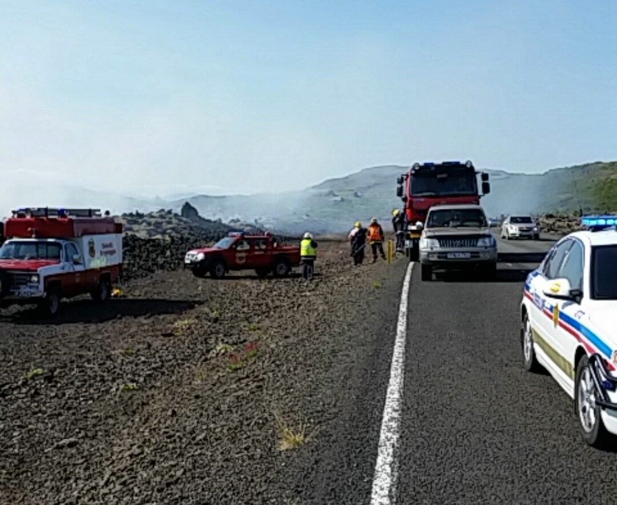 Pompiers qui mettent fin à un feu sur la mousse islandaise