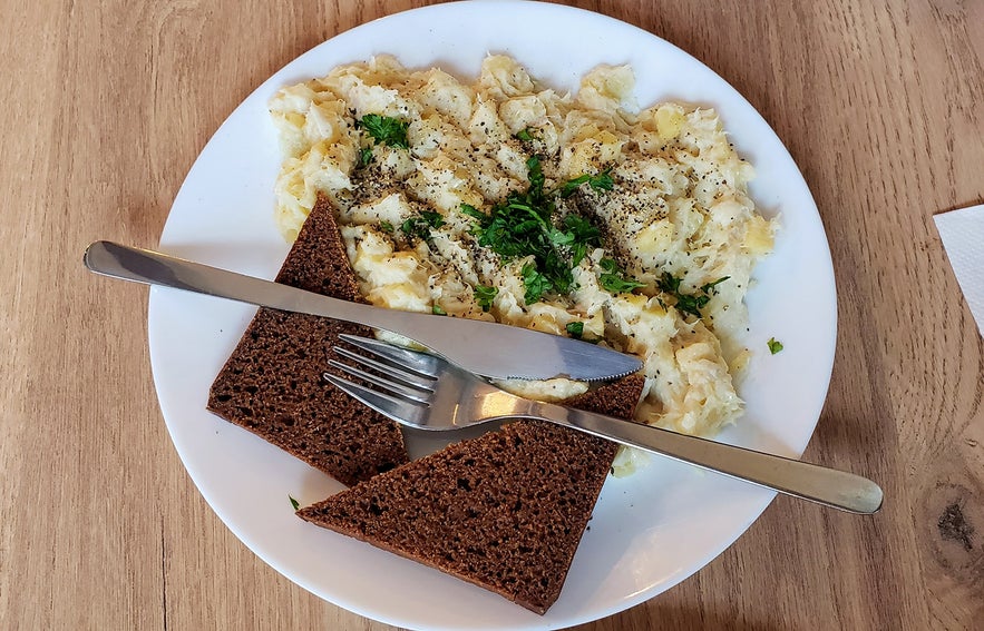 Plokkfiskur mit einer Portion Roggenbrot in Island