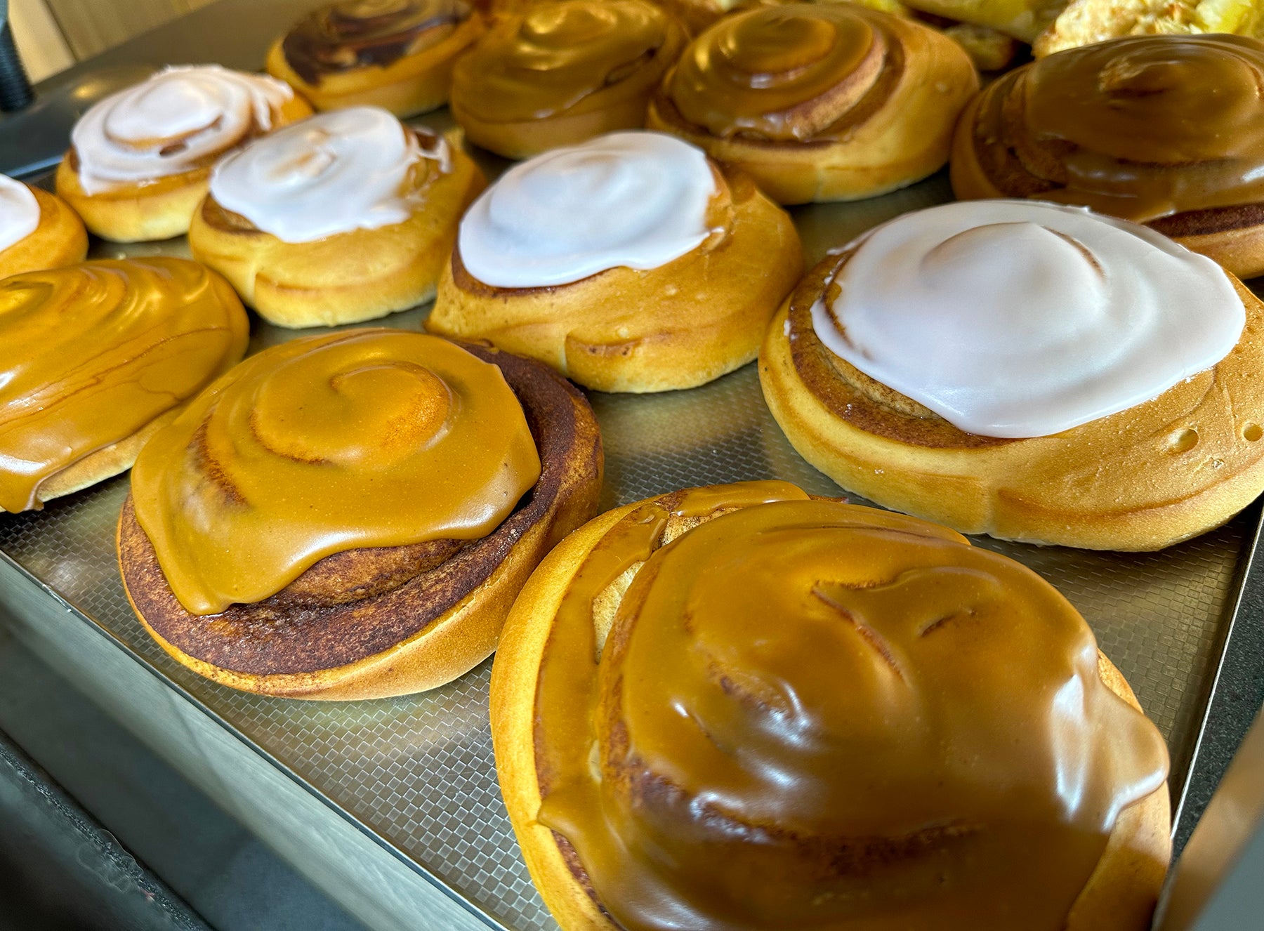 갓 구운 스누두르 롤, 아이슬란드에서 꼭 맛봐야 할 맛있는 간식입니다.