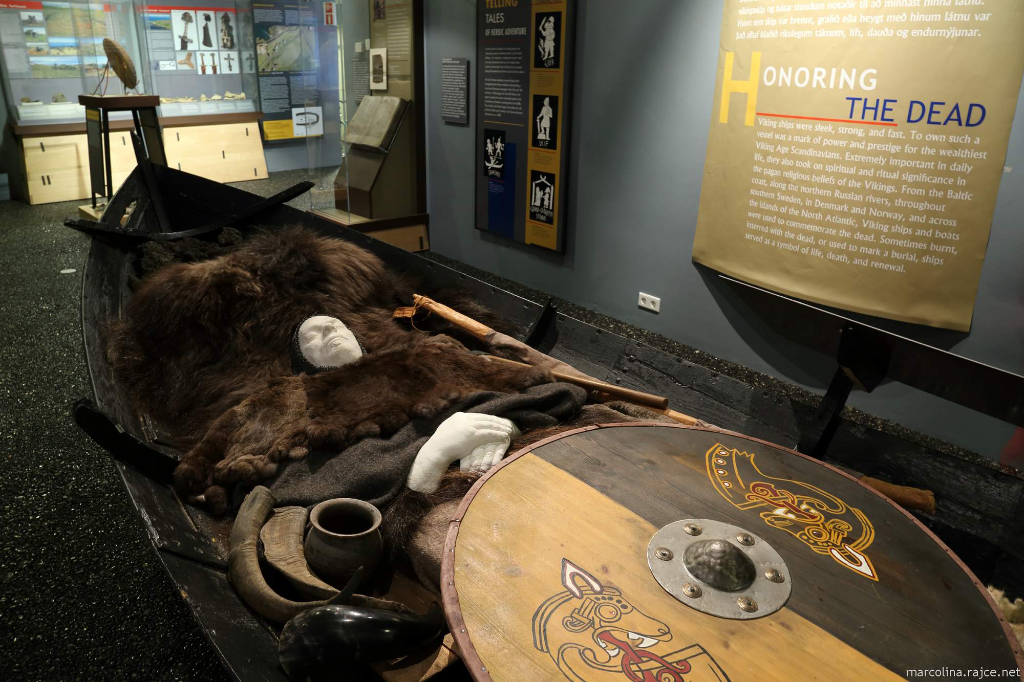 Una exposición de enterramientos vikingos en el Viking World, Islandia.