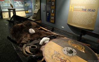Viikinkihautausta esittelevä näyttely Viking World -museossa Islannissa.