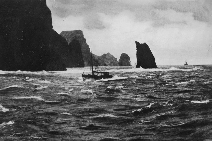 An old 10x15 cigarette card featuring a fishing boat in the harsh Icelandic weather