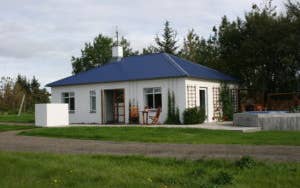 Jadar Farm, a white, single-storey cottage.