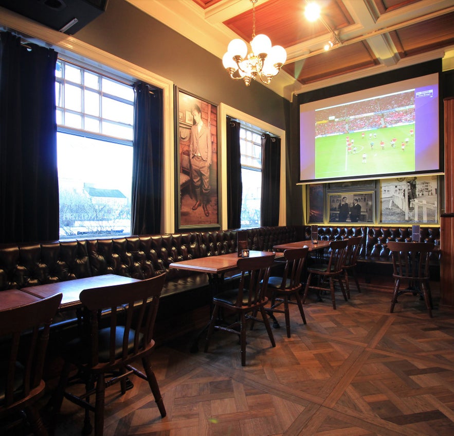 Live sports events are regularly shown at the English Pub