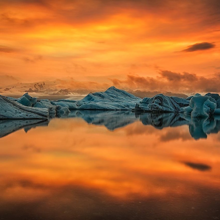 Jökulsárlón glacier lagoon in sunset