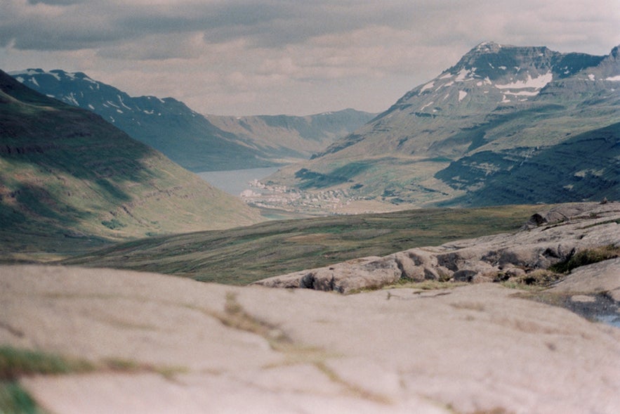 Blick in den Seyðisfjord in Ostisland