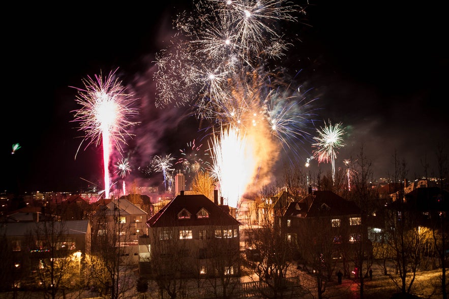 Vuurwerk in Reykjavík op oudejaarsavond, foto door Jonathan Hood