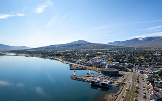 Een uitzicht op de stad Akureyri in de zomer.