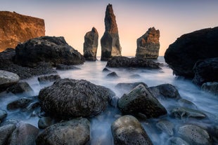 Der schwarze Sandstrand von Reynisfjara beherbergt mehrere dramatische Felsformationen.