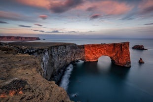 Dyrhólaey è una penisola che si inarca nell'oceano, al largo della costa meridionale dell'Islanda.