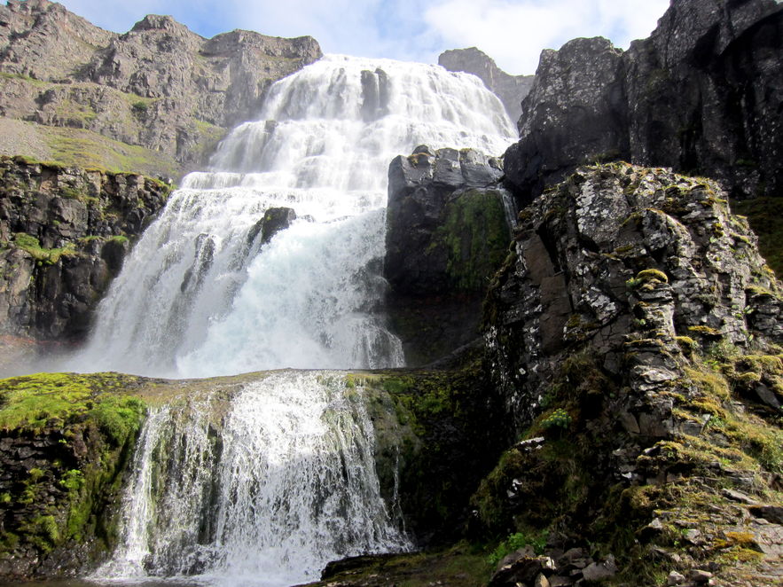 Cascade Dynjandi dans les fjords de l'Ouest en Islande