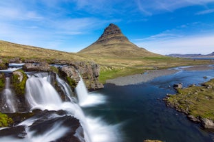 De waterval Kirkjufellsfoss ligt in de schaduw van de berg Kirkjufell op het schiereiland Snæfellsnes.