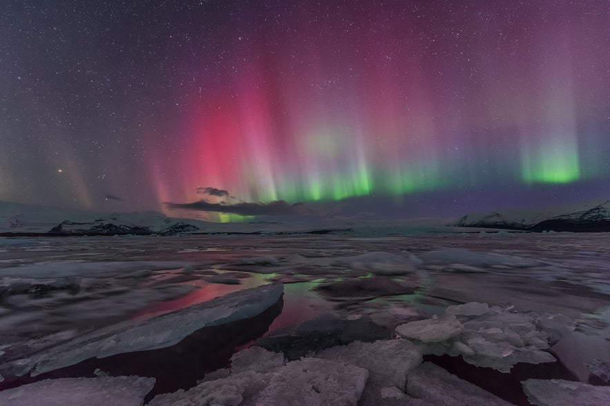 Nordlys over Jökulsárlón-gletsjerlagunen