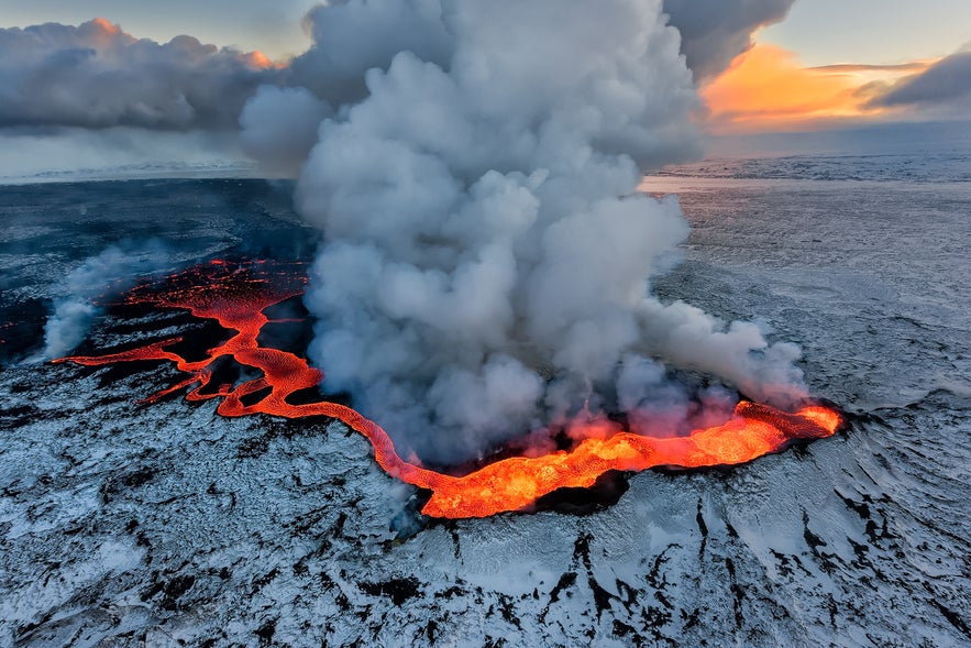 冰岛火山爆发的壮丽景色