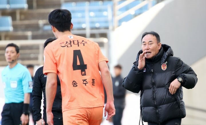 Coach Kim Hak-beom, The Oldest Player in the K-League