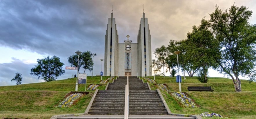 La iglesia de Akureyri es hermosa tanto en verano como en invierno