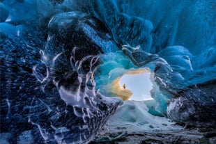 Een heldere winterlucht gezien door de ingang van een van de kristalblauwe ijsgrotten van Vatnajokull.