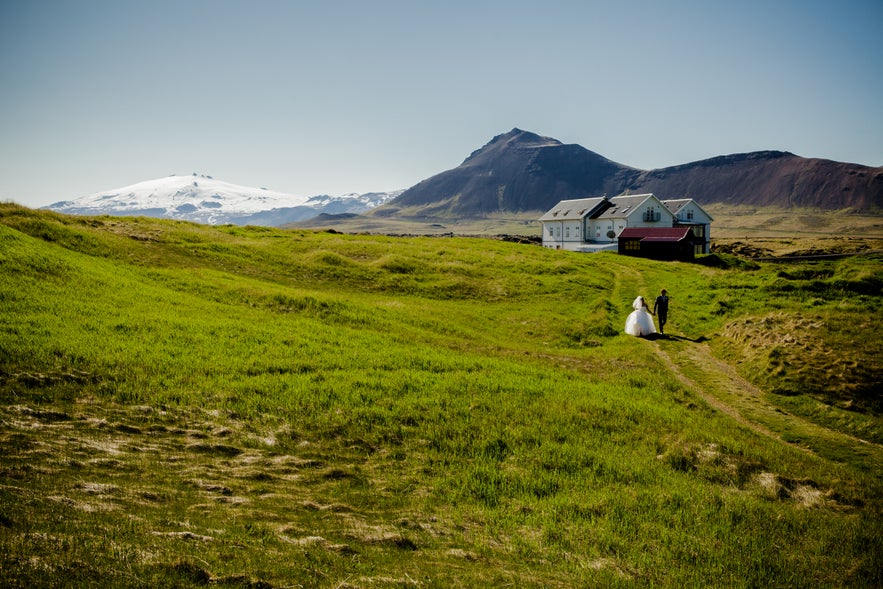 Getting married in Iceland - picture by Bragi ÃžÃ³r