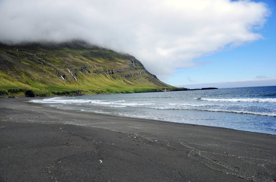 Traverlers can go hiking in the Gerpir area on the abandoned Vodlavik bay.