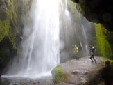 SeljalandsfossとGljúfrabúi Waterfall