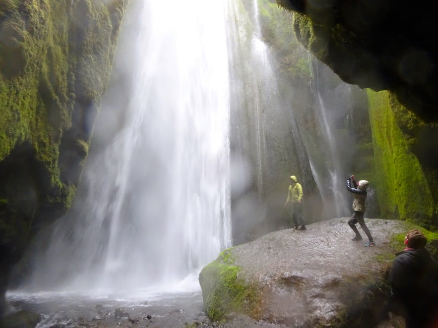 SeljalandsfossとGljúfrabúi Waterfall