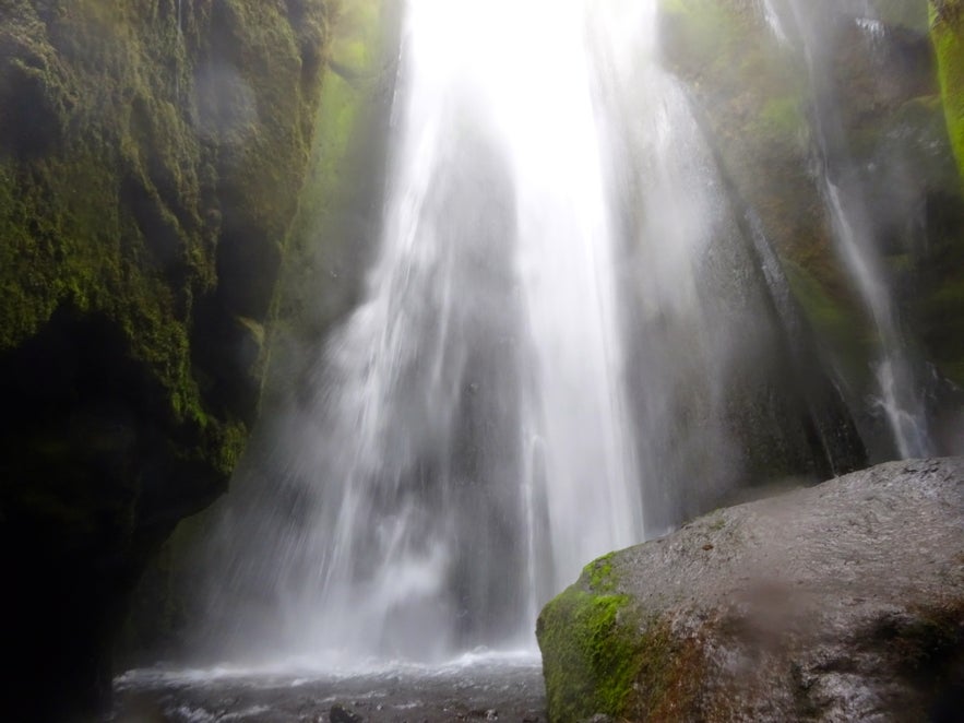 SeljalandsfossとGljúfrabúi Waterfall