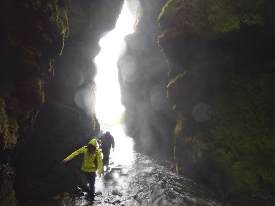 SeljalandsfossとGljúfrabúi Waterfall