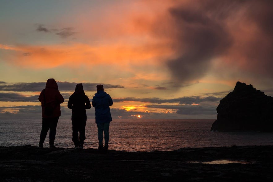 Tourteilnehmer genieÃŸen den Sonnenuntergang