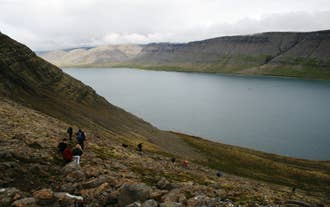 En randonnée entre les deux fjords de l'ouest, Patreksfjörður et Tálknafjörður, vous êtes assuré de profiter de vues spectaculaires sur des montagnes escarpées dominant l'océan.