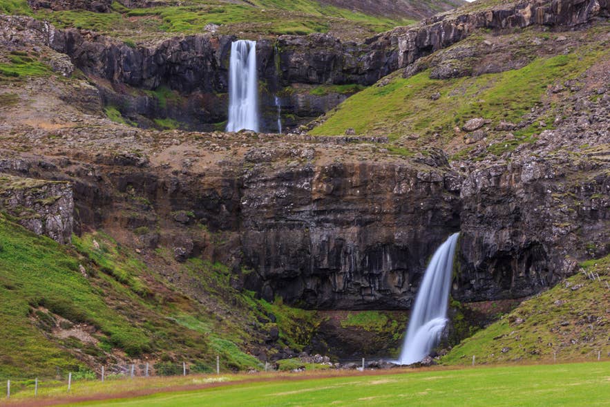 Ett tvåstegsvattenfall i Brynjudalur-dalen i Hvalfjordur.