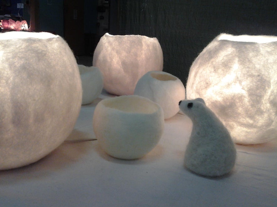 Snow lanterns made out of wool