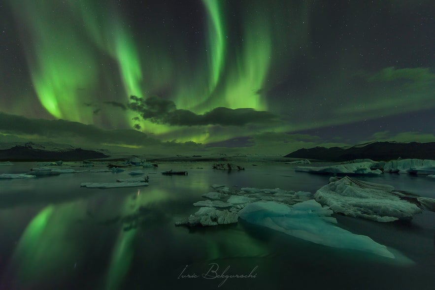 Het noorderlicht boven de gletsjerlagune Jökulsárlón