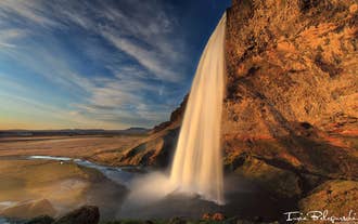 La majestueuse cascade de Seljalandsfoss sur la côte sud de l'Islande.
