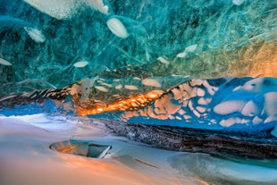 Elektriske blå nyanser i en isgrotte på Island.