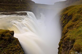 Dit spectaculaire beeld toont de ontzagwekkende kracht en de enorme nevel van de Gouden Waterval, Gullfoss.