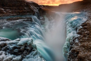 冰岛黄金瀑布（Gullfoss）在日出或日落时更利于拍摄