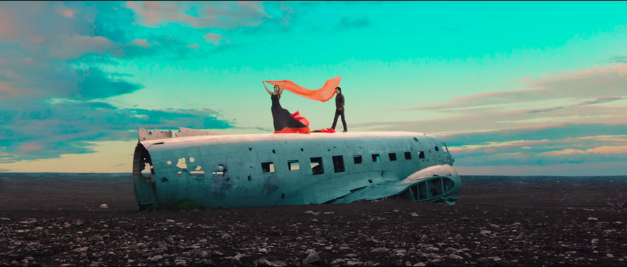 Dilwale plane shot with Shah Rukh Khan and Kajol in Iceland