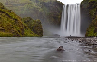 At sixty metres tall and up to twenty five metres wide, Skógafoss waterfall dwarfs those who come to the South Coast to admire it.