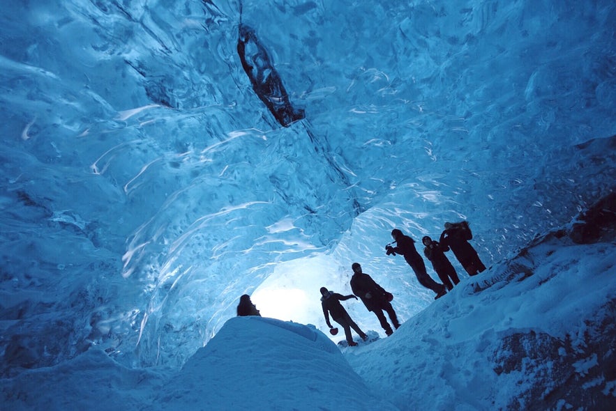 冰岛蓝冰洞，这张可以看出洞穴的大小