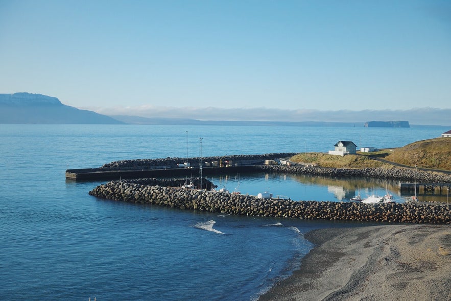 冰岛小众景点斯卡加峡湾和远处的德朗盖岛(Drangey Island)