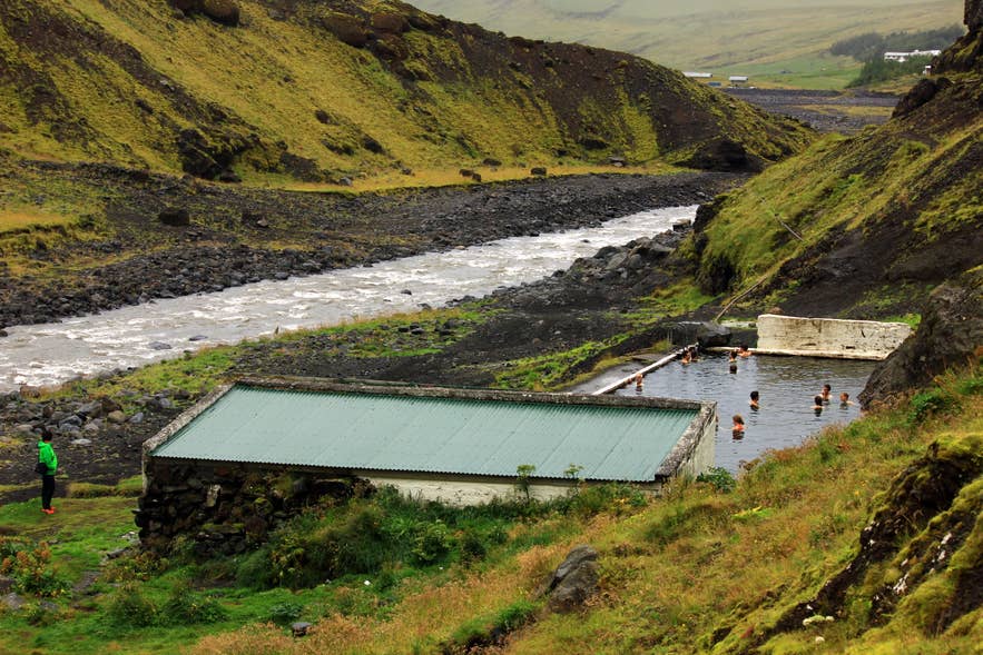 Des baigneurs à Seljavallalaug, l’ancienne piscine installée dans une vallée fluviale du sud de l’Islande.